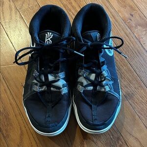 Nike Kyrie Irving Court Shoes Sz 8.5 Men’s Basketball Volleyball